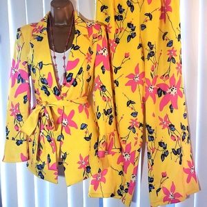 Floral pant suit. New